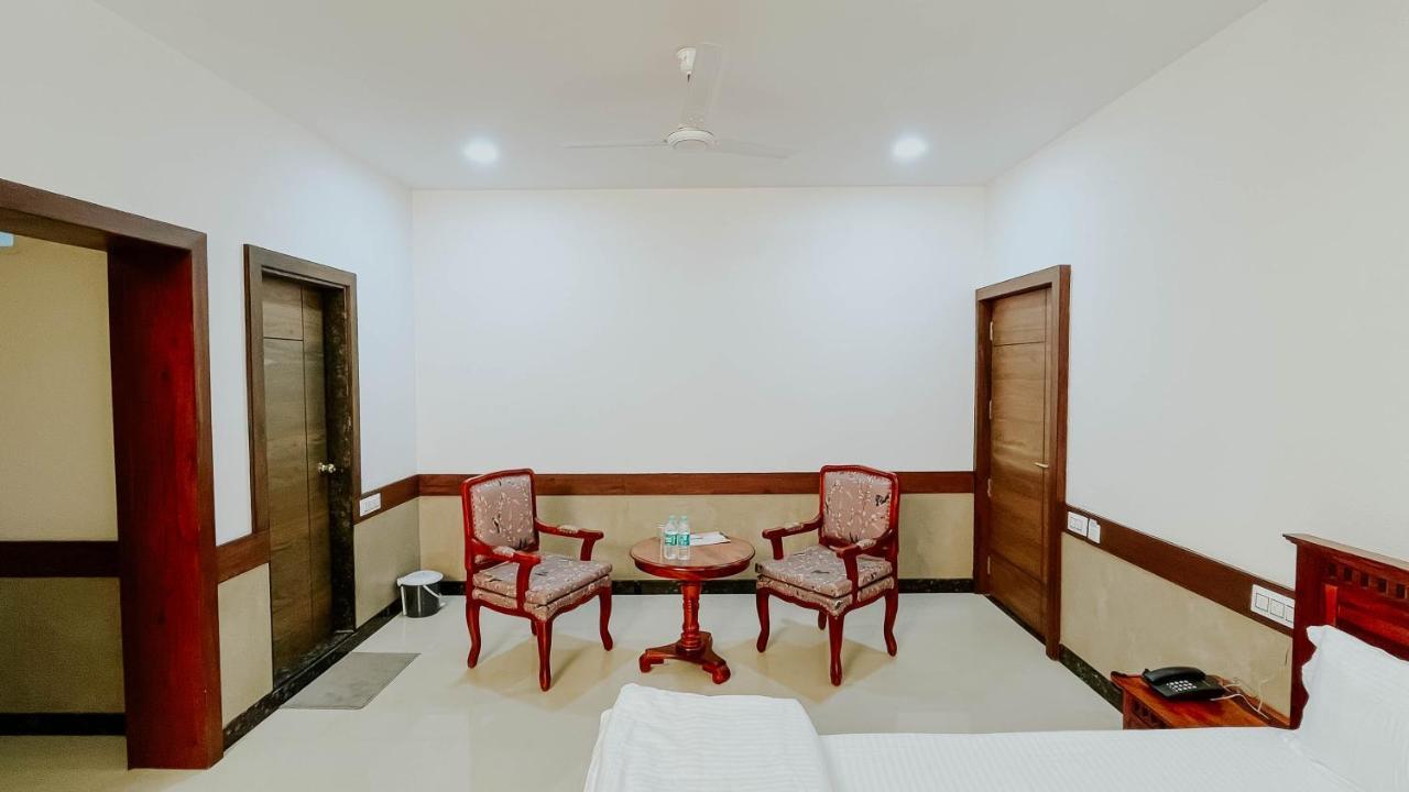 Hotel Tirth By Sonu'S ウッジャイン エクステリア 写真