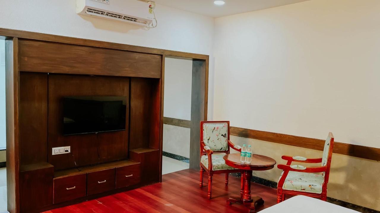Hotel Tirth By Sonu'S ウッジャイン エクステリア 写真