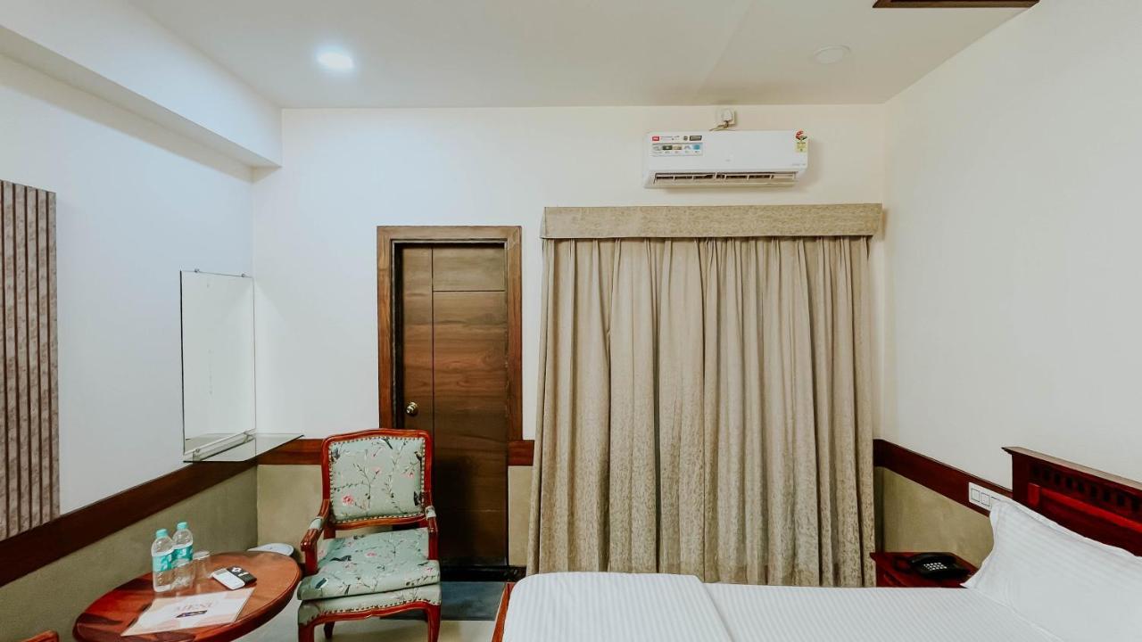Hotel Tirth By Sonu'S ウッジャイン エクステリア 写真