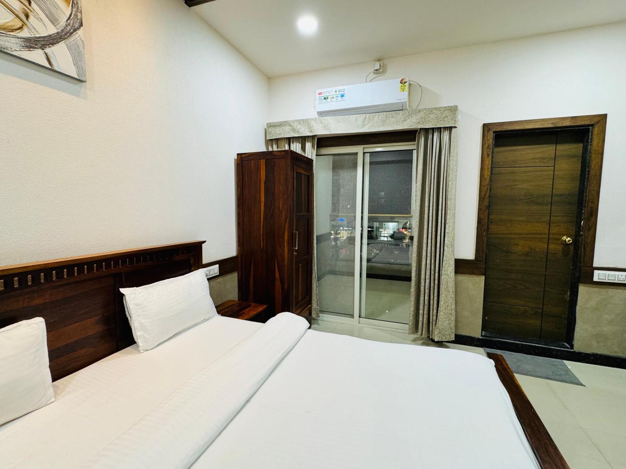 Hotel Tirth By Sonu'S ウッジャイン エクステリア 写真