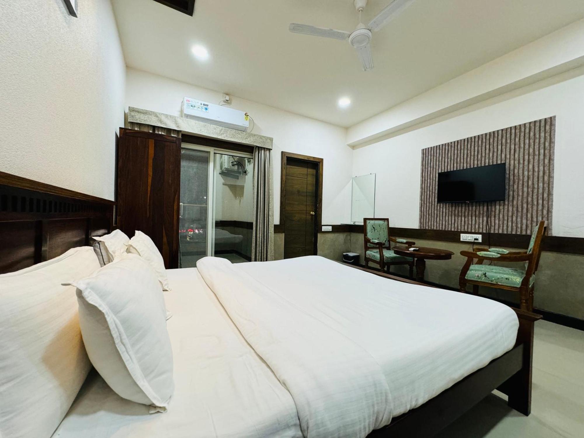 Hotel Tirth By Sonu'S ウッジャイン エクステリア 写真