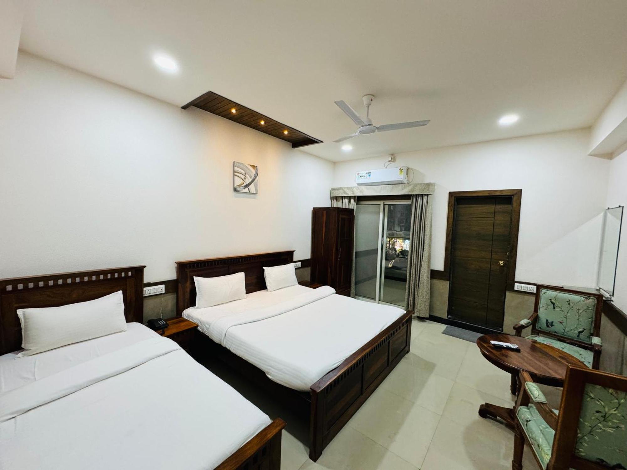 Hotel Tirth By Sonu'S ウッジャイン エクステリア 写真