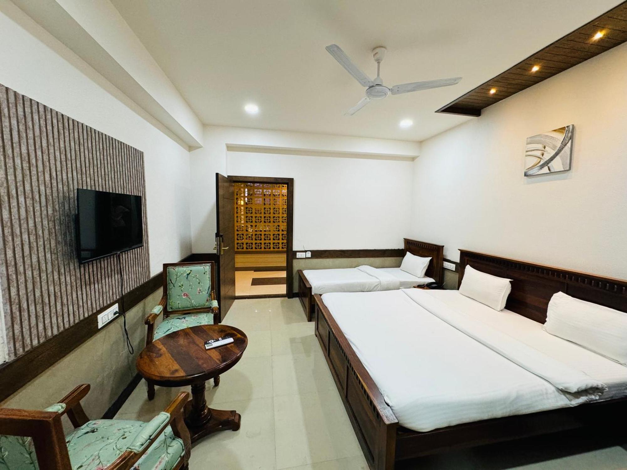 Hotel Tirth By Sonu'S ウッジャイン エクステリア 写真