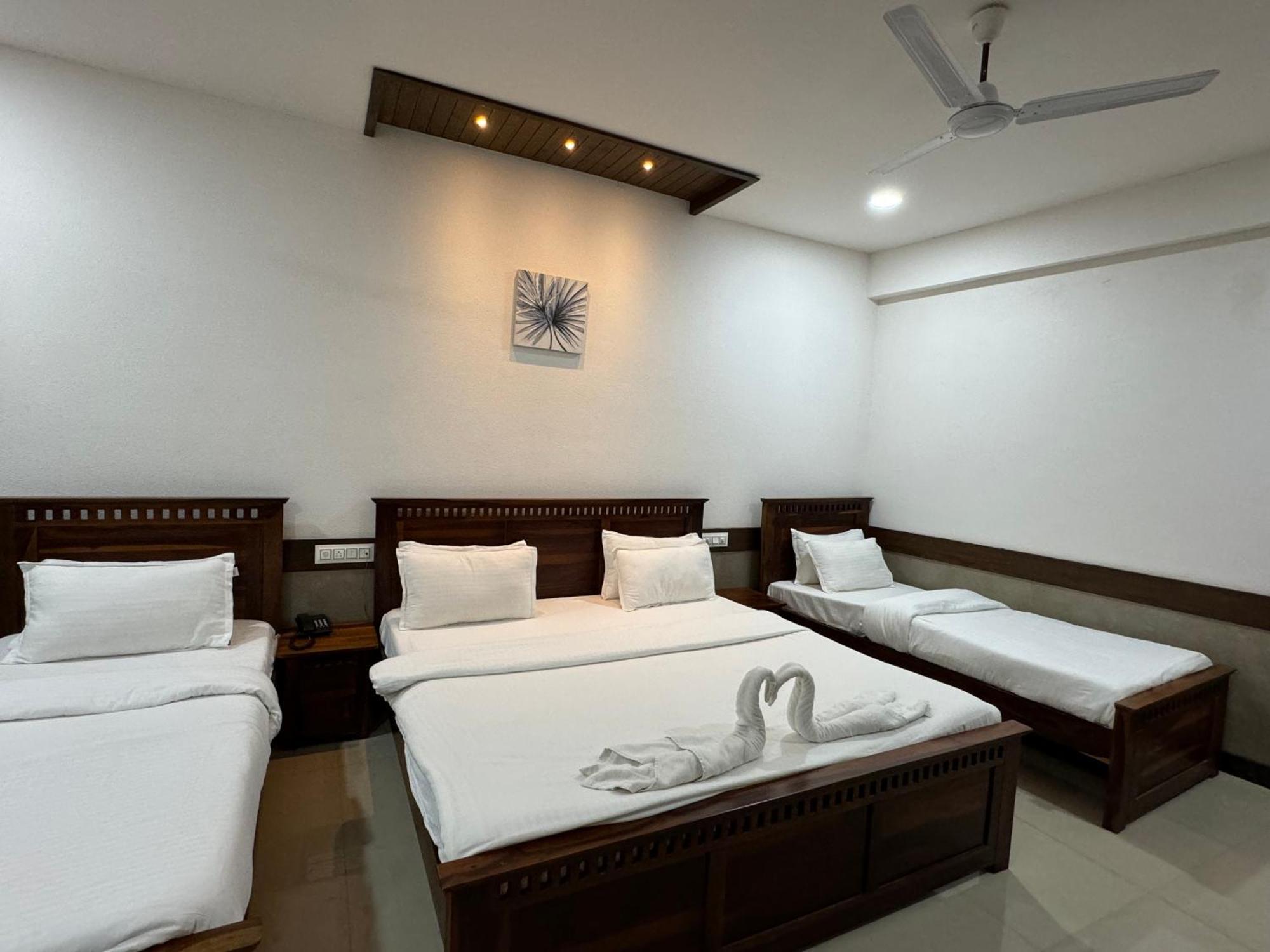 Hotel Tirth By Sonu'S ウッジャイン エクステリア 写真