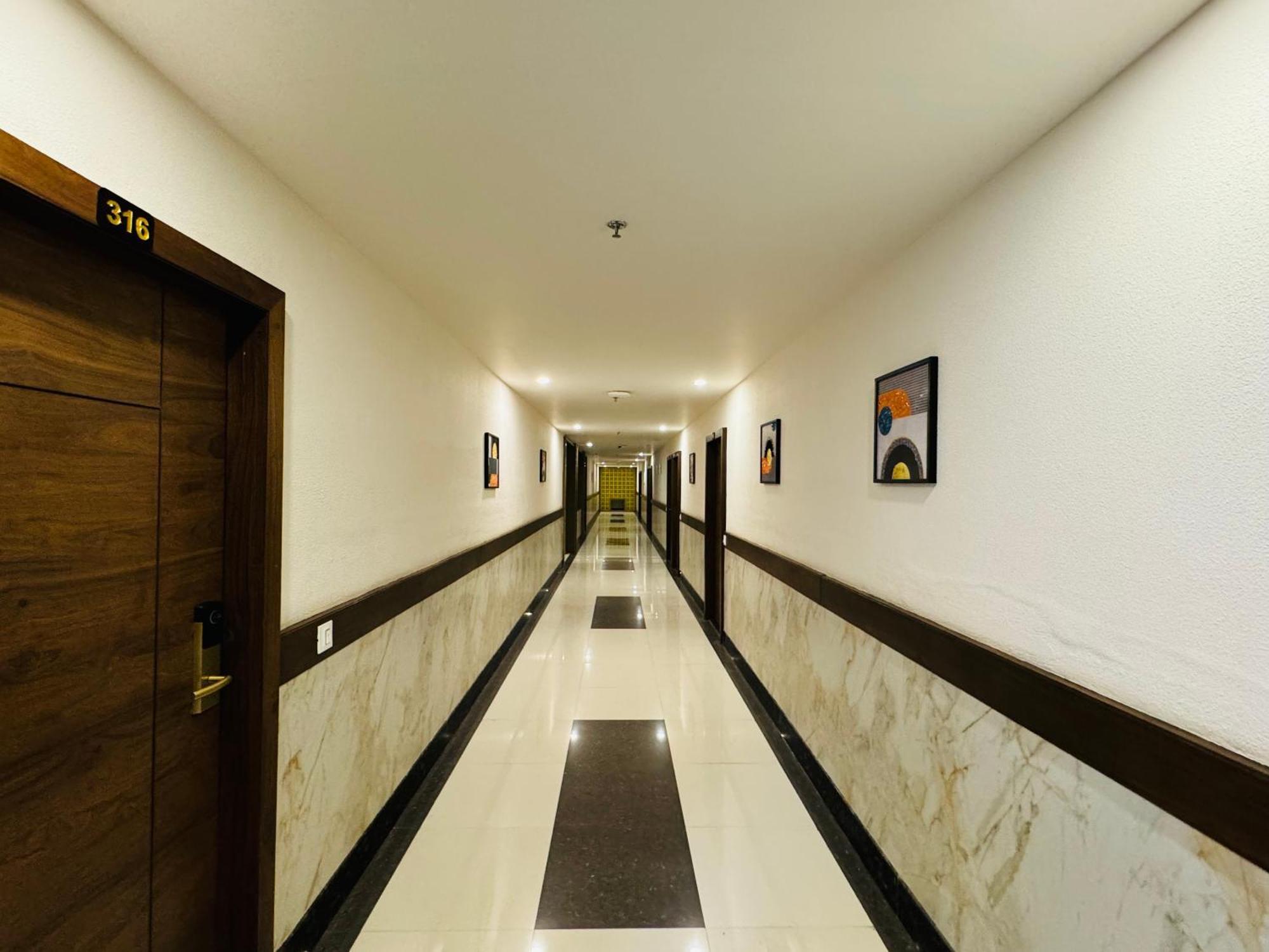 Hotel Tirth By Sonu'S ウッジャイン エクステリア 写真
