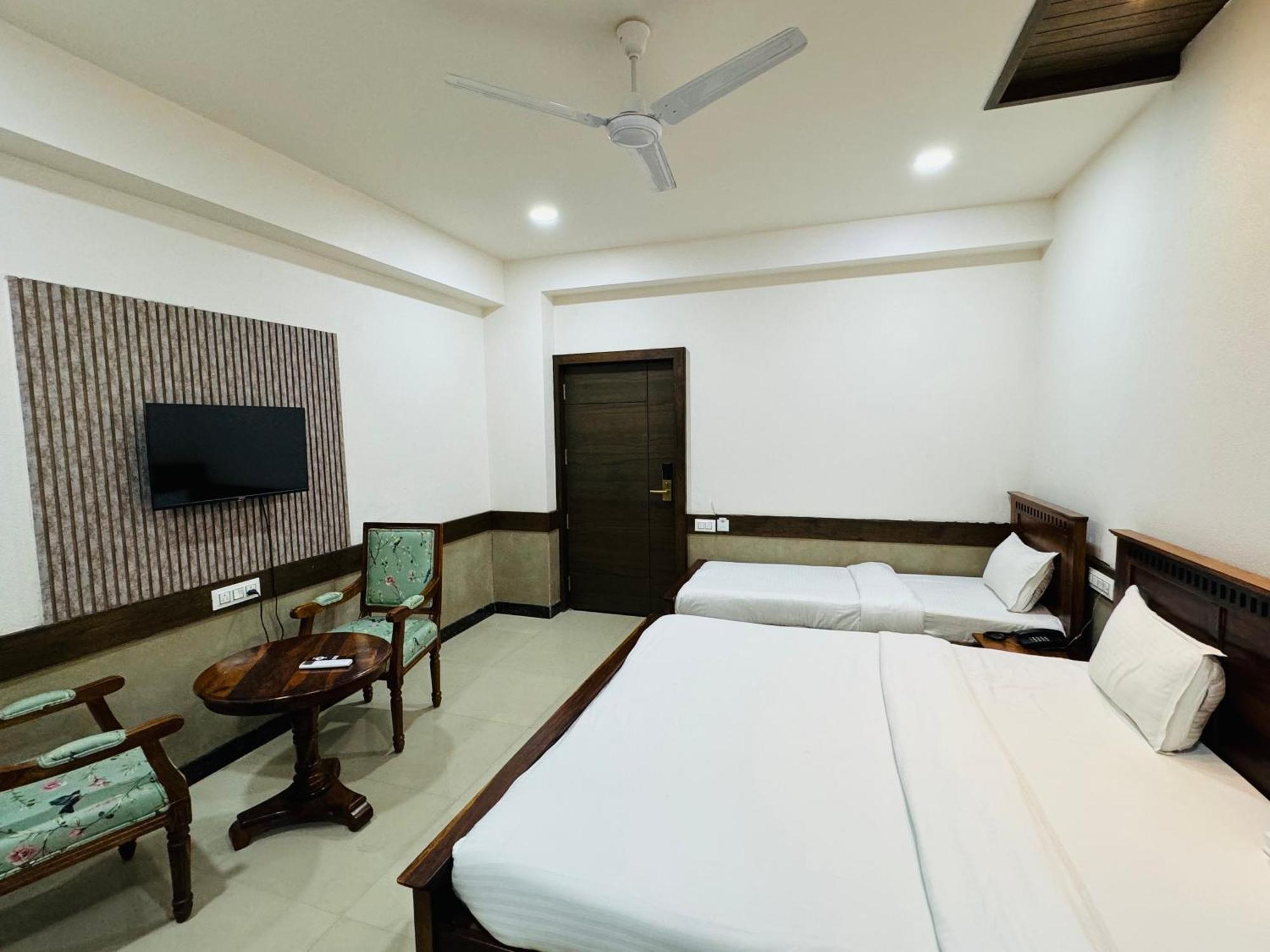 Hotel Tirth By Sonu'S ウッジャイン 部屋 写真